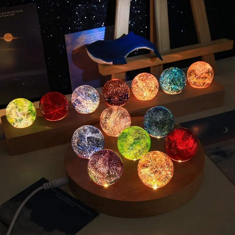 كرة زجاجية نجمية ملونة بتصميم  - مراجعة Solar System Orrery وسعره