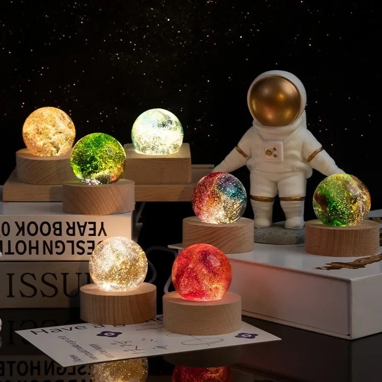 كرة زجاجية نجمية ملونة بتصميم  - مراجعة Solar System Orrery وسعره